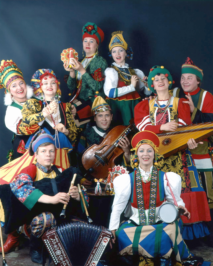 Артисты ансамбля Русская песня в костюмах М.В. Фёдоровой