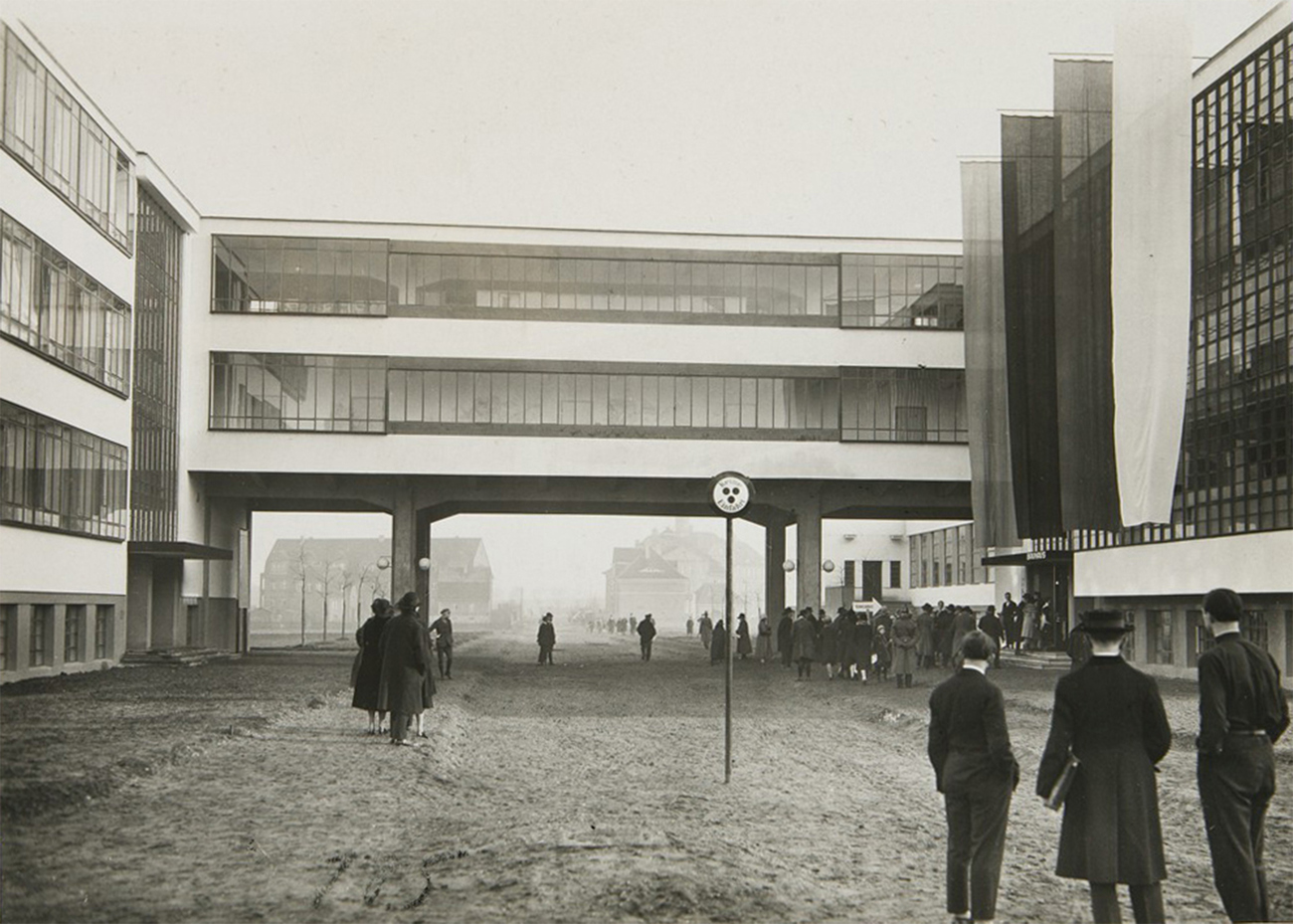 Здание Баухауза в Дессау, главный вход в день открытия, 4 декабря 1926 года 